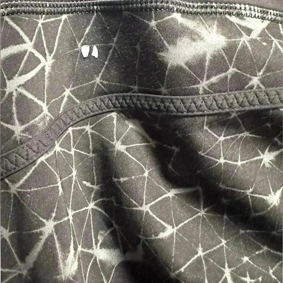 LULULEMON BLACK CROPPED CAPRI STASH IT LEGGINGS - Picture 9 of 10